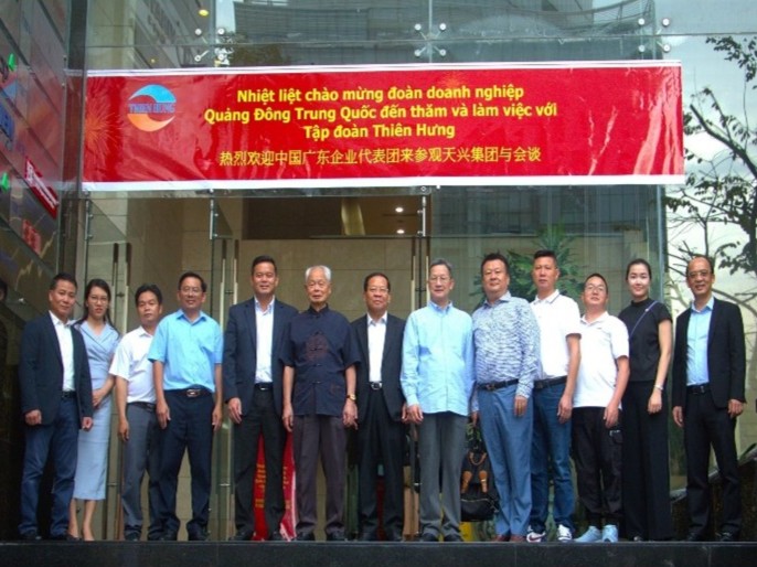 欢迎中国广东企业代表团到访并与 Thiên Hưng 集团开展交流合作