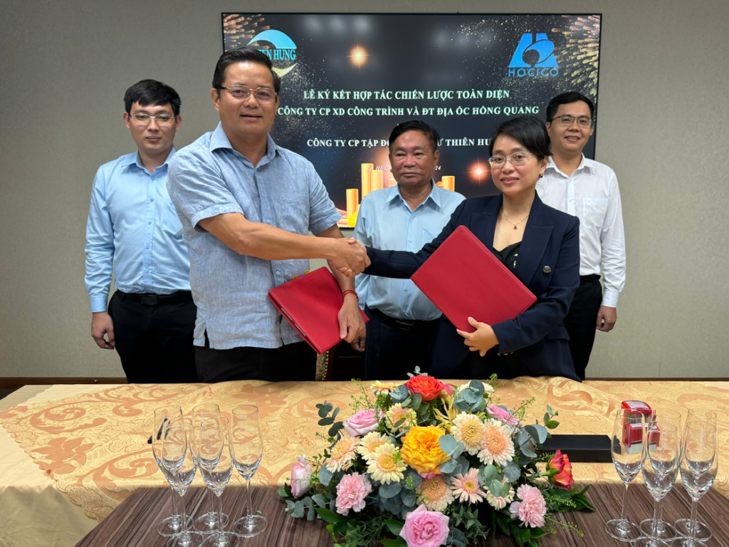 Lễ ký kết hợp tác với Hồng Quang Group